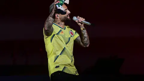 Maluma con un Doctor Simi en uno de sus conciertos | MexSport