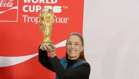 Claudia Sheinbaum levanta la Copa del Mundo en su conferencia mañanera