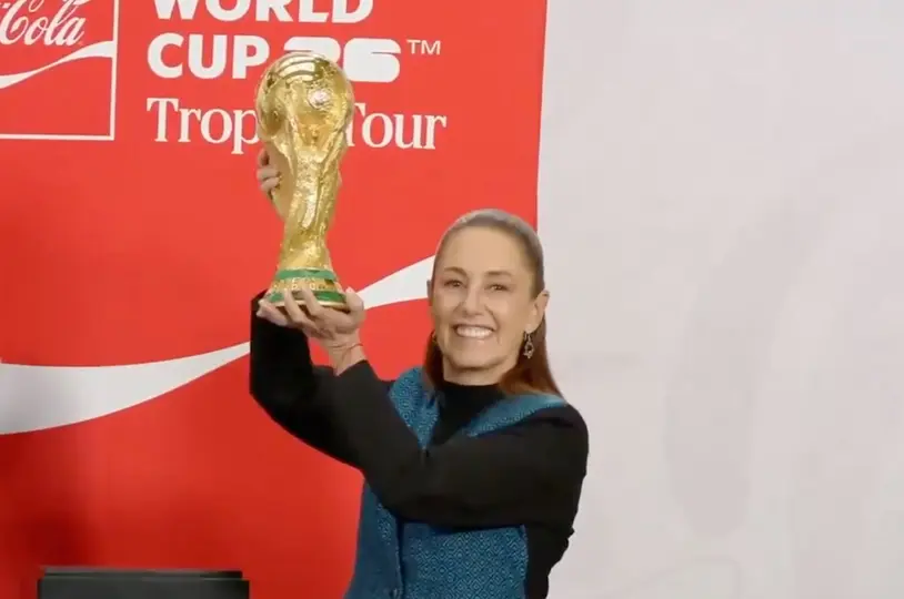 Claudia Sheinbaum con el trofeo de la FIFA | CAPTURA DE PANTALLA