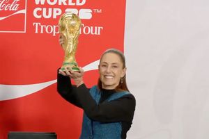 Claudia Sheinbaum con el trofeo de la FIFA | CAPTURA DE PANTALLA