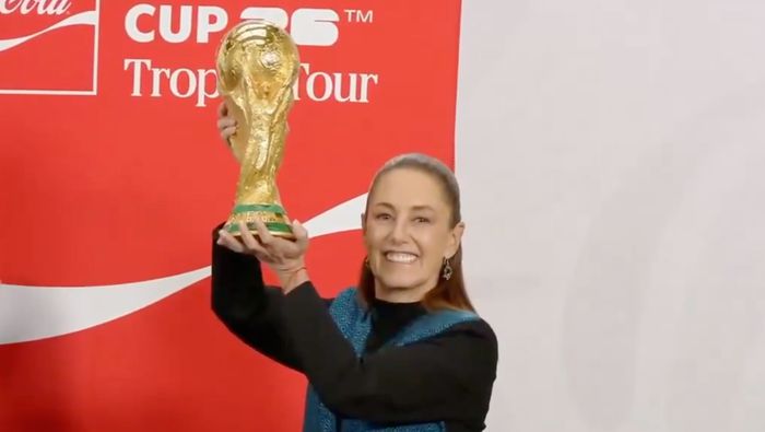 Claudia Sheinbaum con el trofeo de la FIFA | CAPTURA DE PANTALLA