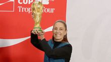 Claudia Sheinbaum con el trofeo de la FIFA | CAPTURA DE PANTALLA