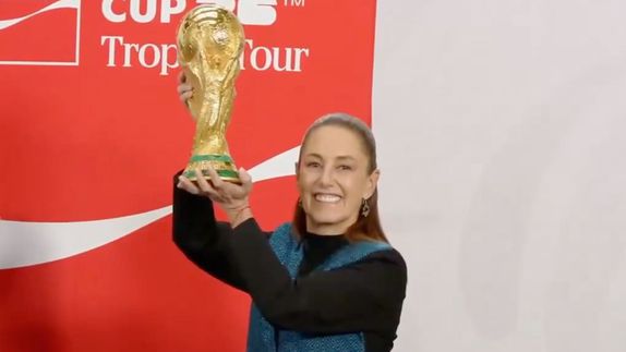 Claudia Sheinbaum con el trofeo de la FIFA | CAPTURA DE PANTALLA