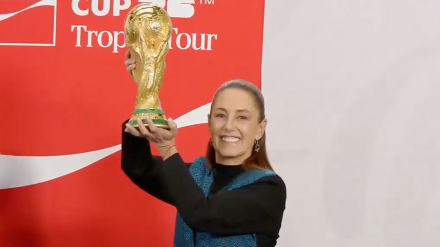 Claudia Sheinbaum con el trofeo de la FIFA | CAPTURA DE PANTALLA