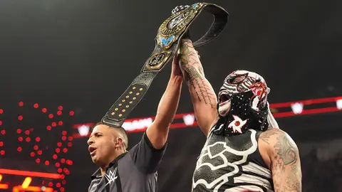 Festejo del mexicano tras conseguir por fin su primer título en la empresa | wwe.com