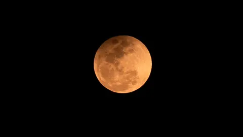 El eclipse lunar total tiñó la Luna de un tono rojizo intenso, fenómeno conocido como Luna de Sangre. / Grosby Group