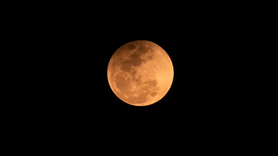 El eclipse lunar total tiñó la Luna de un tono rojizo intenso, fenómeno conocido como Luna de Sangre. / Grosby Group