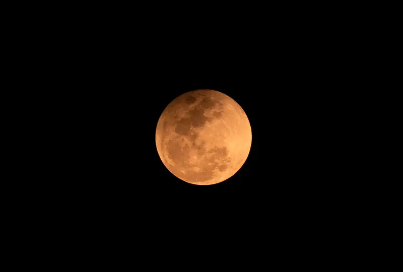 El eclipse lunar total tiñó la Luna de un tono rojizo intenso, fenómeno conocido como Luna de Sangre. / Grosby Group