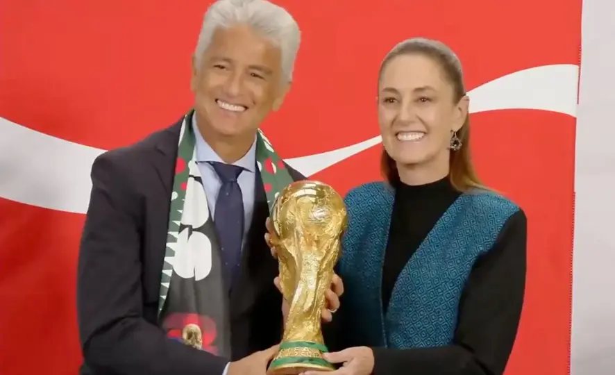 José Roberto Gama de Oliveira 'Bebeto' junto con Sheinbaum presentó el trofeo de la Copa Mundial 2026 | CAPTURA