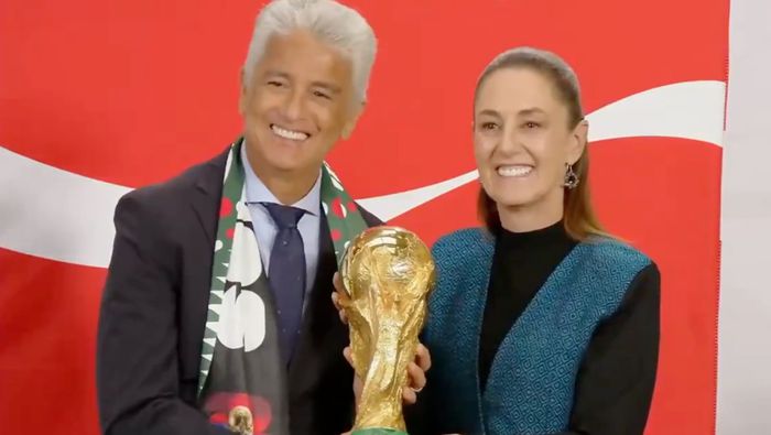 José Roberto Gama de Oliveira 'Bebeto' junto con Sheinbaum presentó el trofeo de la Copa Mundial 2026 | CAPTURA