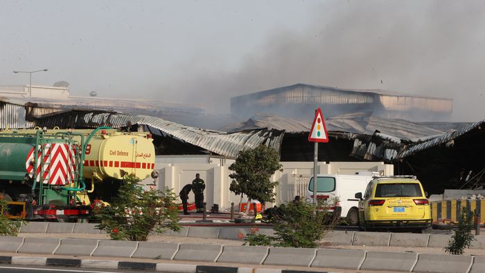 Bomberos trabajan en un depósito dañado luego de un bombardeo en Qatar | AP