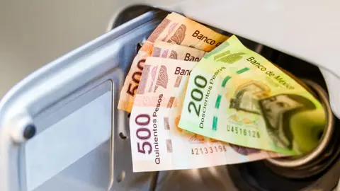 México podría aplicar reducciones al IEPS para amortiguar un posible incremento en combustibles. / iStock