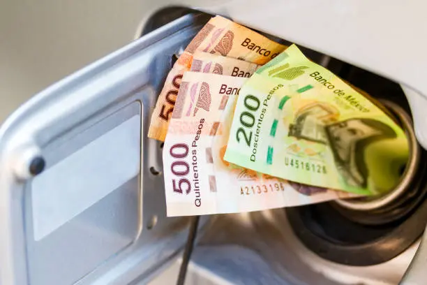 México podría aplicar reducciones al IEPS para amortiguar un posible incremento en combustibles. / iStock