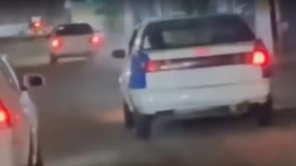Un conductor fue detenido en Acapulco, Guerrero, tras arrollar a un hombre y arrastrarlo. / Captura de imagen