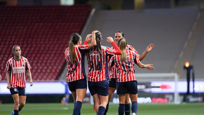 Jugadoras de Chivas en celebración durante el partido ante Mazatlán en el Clausura 2026 de la Liga MX Femenil | IMAGO 7
