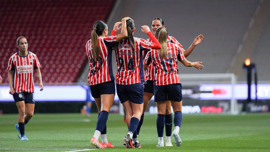 Jugadoras de Chivas en celebración durante el partido ante Mazatlán en el Clausura 2026 de la Liga MX Femenil | IMAGO 7