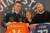 Héctor Herrera y Peso Pluma intercambiaron jerseys en Houston