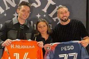 Héctor Herrera y Peso Pluma intercambiaron jerseys en Houston