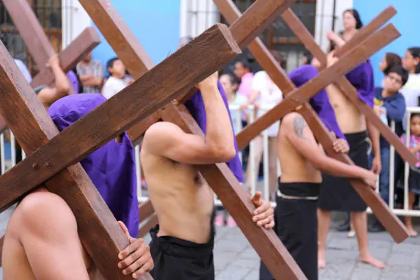 Millones de fieles participan en rituales como el Vía Crucis durante esta fecha./ Pixabay