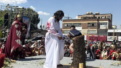 Miles de personas se reunieron en Iztapalapa para presenciar el Viacrucis 2026 en su edición 183. / Georgina Sánchez