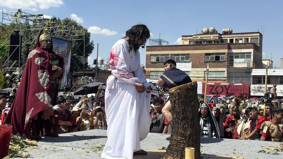 Miles de personas se reunieron en Iztapalapa para presenciar el Viacrucis 2026 en su edición 183. / Georgina Sánchez