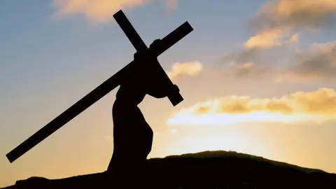 La adoración de la cruz es uno de los actos más representativos del Viernes Santo./ Pixabay
