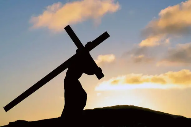La adoración de la cruz es uno de los actos más representativos del Viernes Santo./ Pixabay