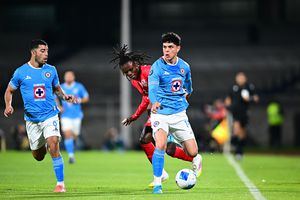 Amaury García destaca a Érik Lira como su referente en Cruz Azul