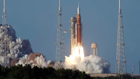 Astronautas del Artemis II se dirigen a la Luna en la primera misión lunar de la NASA en décadas. / AP