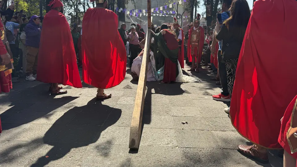 La representación de la Pasión de Cristo recorrió los ocho barrios hasta el Cerro de la Estrella. / Georgina Sánchez