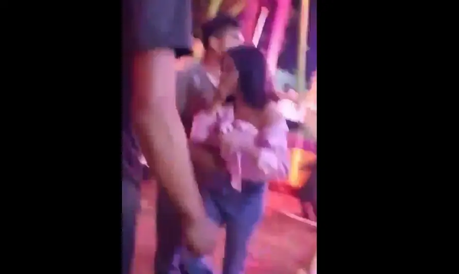 En el video viral se observa cómo una joven pierde estabilidad y cae del juego, generando alarma entre asistentes. / RS