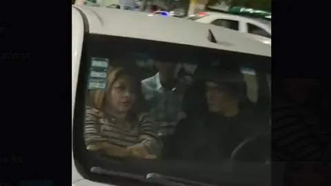 La funcionaria viajaba acompañada de otros servidores públicos cuando fue grabada por ciudadanos. / RS
