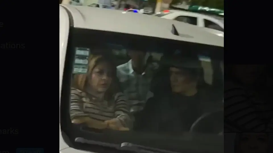 La funcionaria viajaba acompañada de otros servidores públicos cuando fue grabada por ciudadanos. / RS