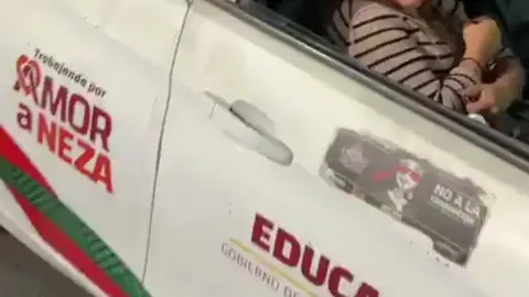 La directora de Educación de Nezahualcóyotl fue captada en un vehículo oficial en presunto estado de ebriedad. / RS