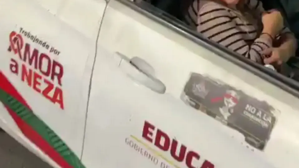 La directora de Educación de Nezahualcóyotl fue captada en un vehículo oficial en presunto estado de ebriedad. / RS