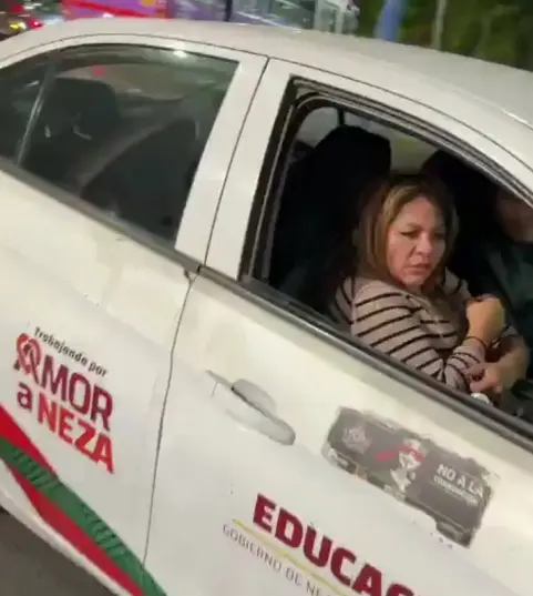 La directora de Educación de Nezahualcóyotl fue captada en un vehículo oficial en presunto estado de ebriedad. / RS