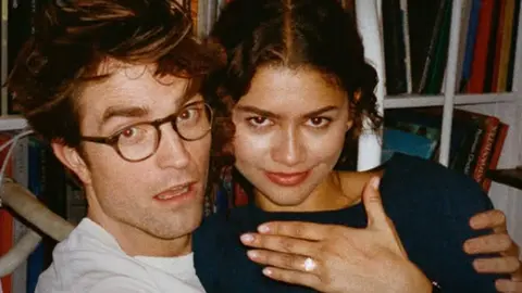 La química entre Zendaya y Robert Pattinson promete ser uno de los grandes atractivos de la película. / @thedrama