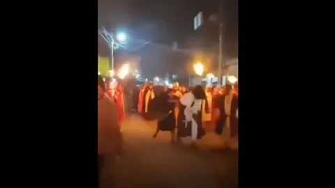 El joven que representaba a Jesús cayó durante el Viacrucis tras recibir un empujón. / RS