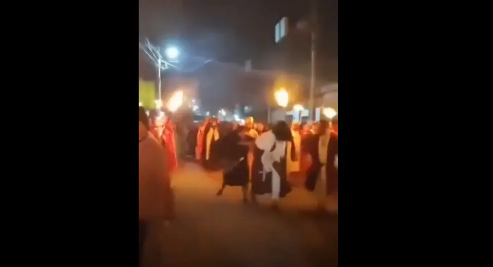 El joven que representaba a Jesús cayó durante el Viacrucis tras recibir un empujón. / RS