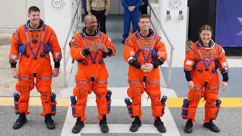 Los astronautas Jeremy Hansen, de la Agencia Espacial Canadiense, el piloto Victor Glover, el comandante Reid Wiseman y la especialista de misión Christina Koch. / AP