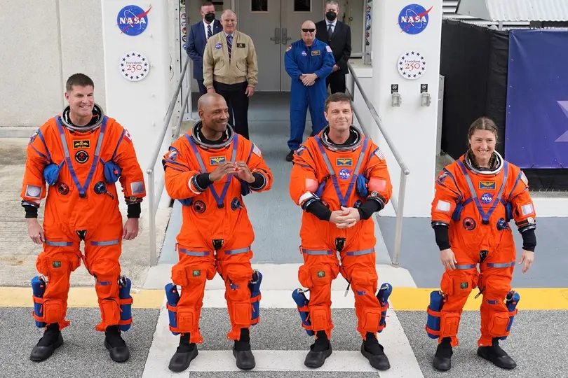 Los astronautas Jeremy Hansen, de la Agencia Espacial Canadiense, el piloto Victor Glover, el comandante Reid Wiseman y la especialista de misión Christina Koch. / AP