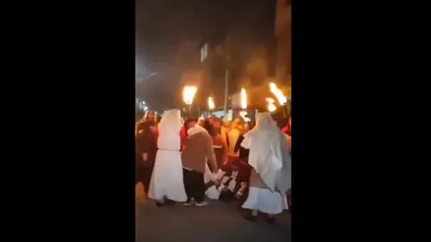 Asistentes reaccionaron con preocupación tras la fuerte caída durante el Viacrucis. / RS