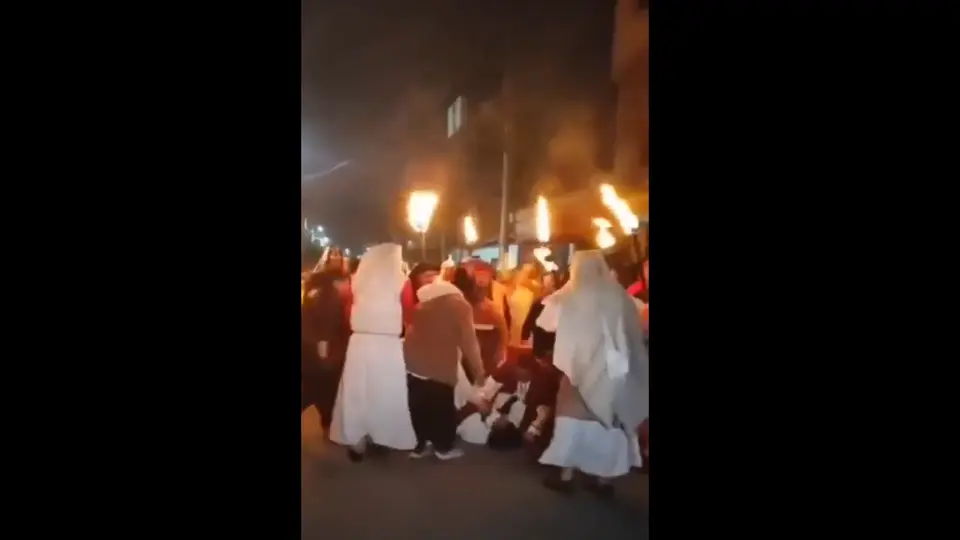 Asistentes reaccionaron con preocupación tras la fuerte caída durante el Viacrucis. / RS