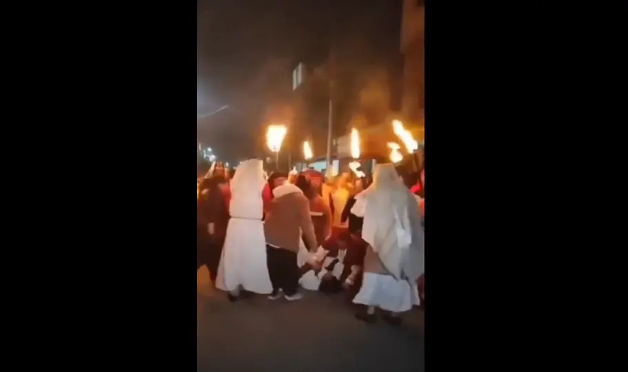 Asistentes reaccionaron con preocupación tras la fuerte caída durante el Viacrucis. / RS