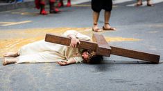 JESÚS SE CAE Y SE LESIONA