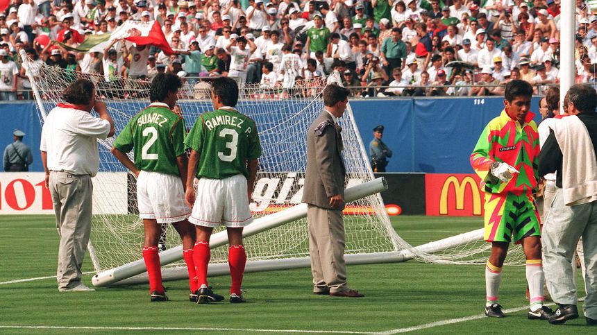 La portería en el México vs Bulgaria tuvo que ser reemplazada | @futbolretroes
