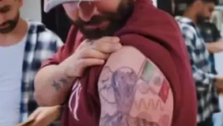 Aficionado de Irak se tatuó el cerro de la silla tras pase al Mundial