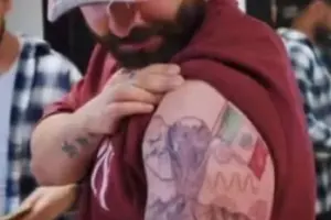 Aficionado de Irak se tatuó el cerro de la silla tras pase al Mundial