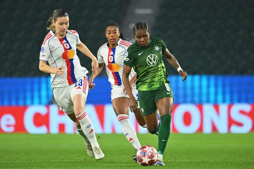 Damaris Egurrola se enfrenta a Lineth Beerensteyn en el partido de Lyon contra Wolfsburg en la Champions League Femenina | AP