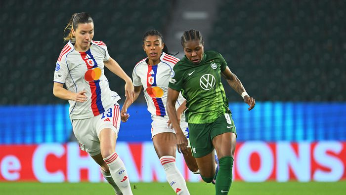 Damaris Egurrola se enfrenta a Lineth Beerensteyn en el partido de Lyon contra Wolfsburg en la Champions League Femenina | AP